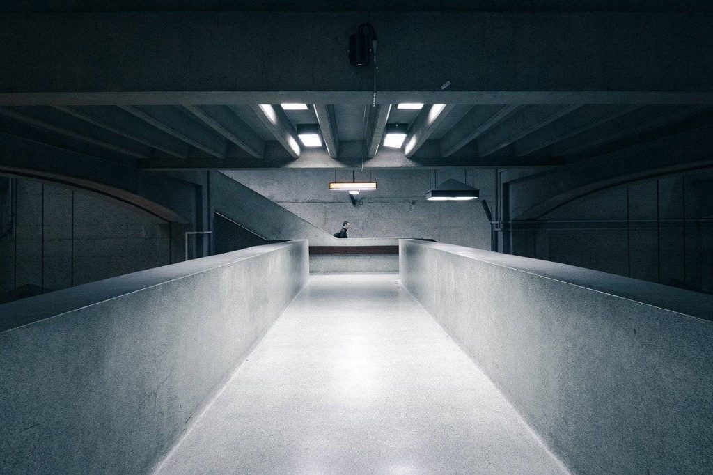 belles finitions en béton pour un parking haut de gamme